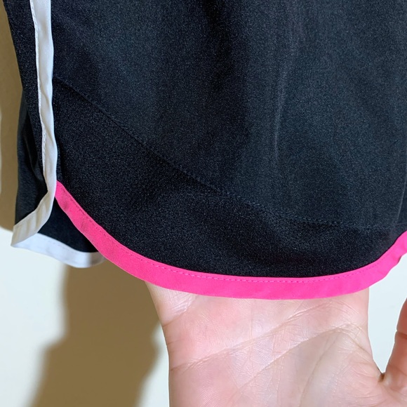 🌸 FILA Performance Mesh Workout Shorts - Picture 2 of 8